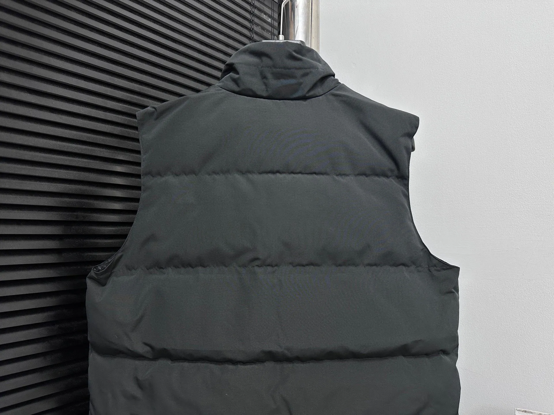 P360 [Canada Goose] Canada Goose black label #Freestyle Crew 4151mb men’s and women’s vest down ➖ Imported Behringer embroidery machine with customized 10,000-needle embroidery label! ➖ Imported 21-count polyester-cotton blended original fabric, using Feather-Light 10D waterproof coating fabric, made of 84.5% polyester fiber and 15.5% cotton, 100% the best feel in the entire network! ➖ The genuine official website uses the national standard 80 white duck down, and will never be misled by false claims such as 90 down or goose down! ➖ 100% nylon nylon lining with double double-layer sealing design to prevent velvet from running away. Top-grade polar fleece is used in the collar and pockets to keep warm and comfortable! ➖ Yoshida YKK provides original custom-made electroplated sliders. YKK two-way lockable zippers are tight and smooth and will not peel off paint! ➖ 3M composite original Velcro is durable, and all accessories and hardware are disassembled and customized! ⛔No slander, no exaggeration, no need for too much copywriting, because it is focused, it is professional!  SIZE: XS S M L XL XXL